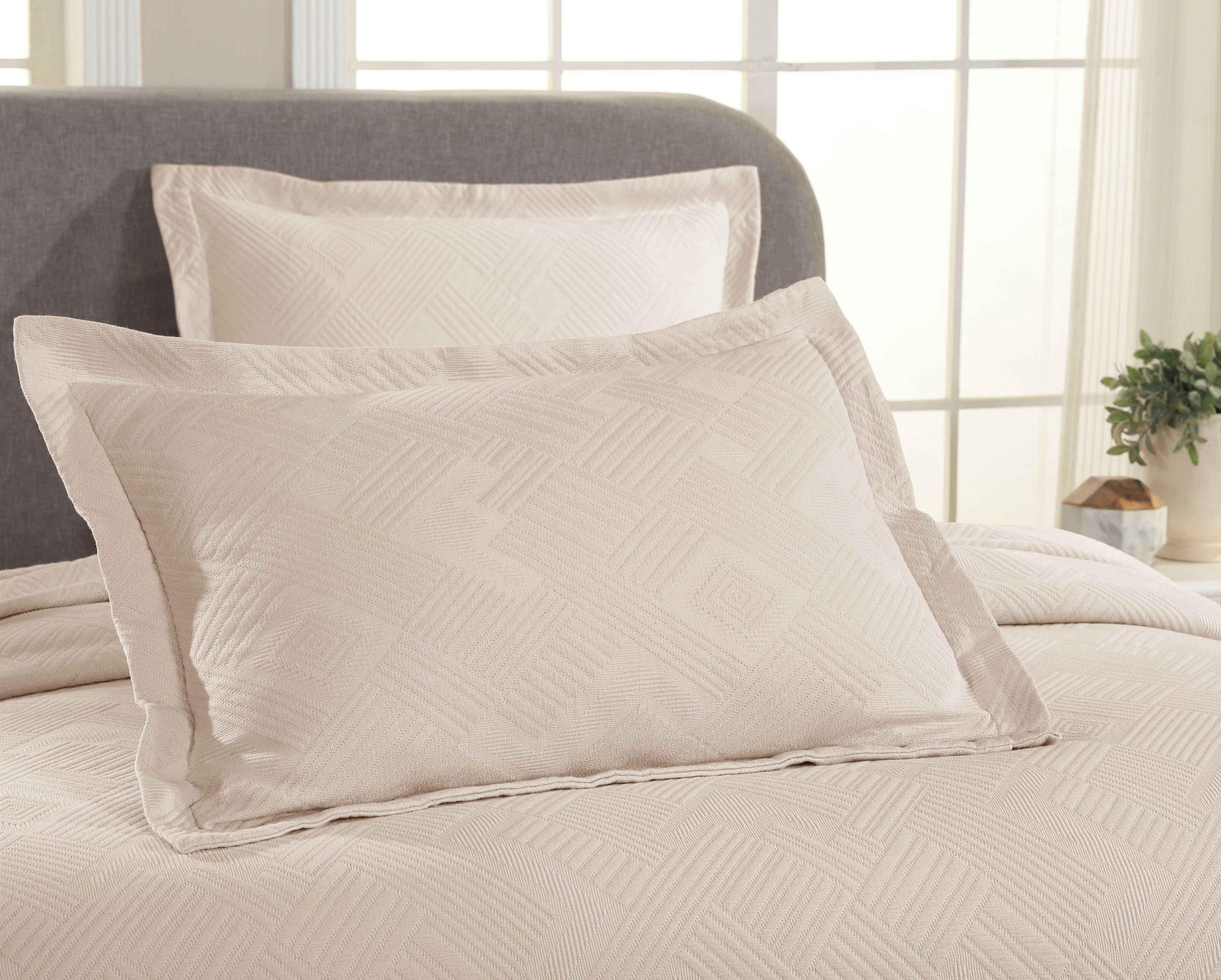 Cotton Jacquard Matelassé Scalloped Geometric Fret Bedspread Set