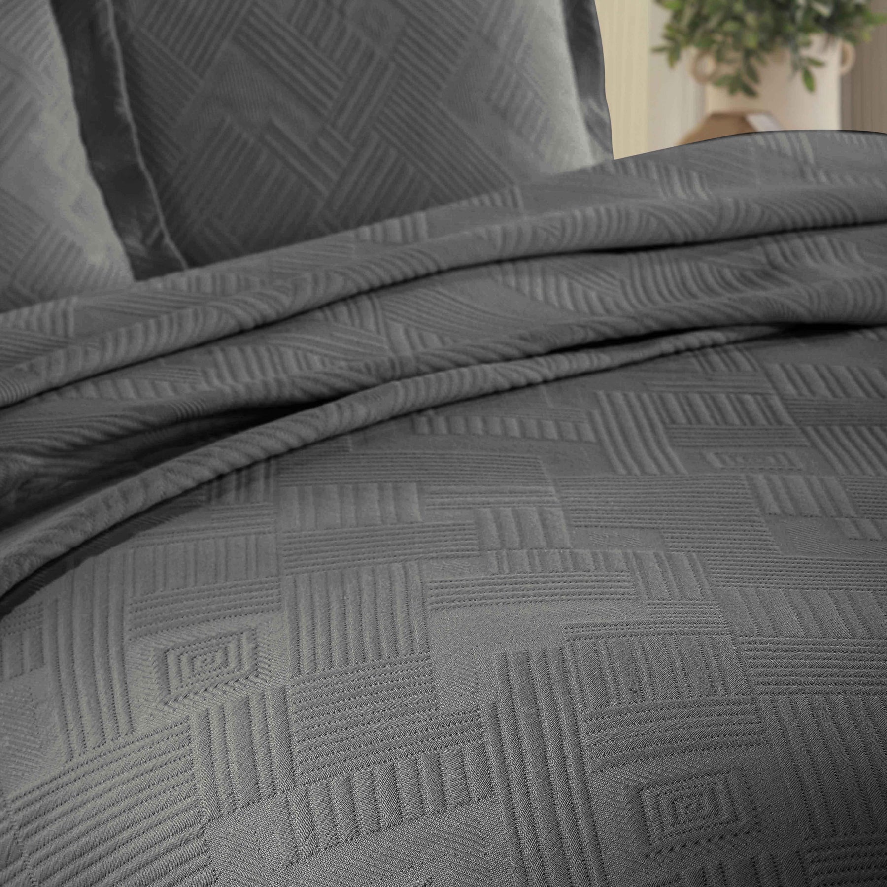 Cotton Jacquard Matelassé Scalloped Geometric Fret Bedspread Set