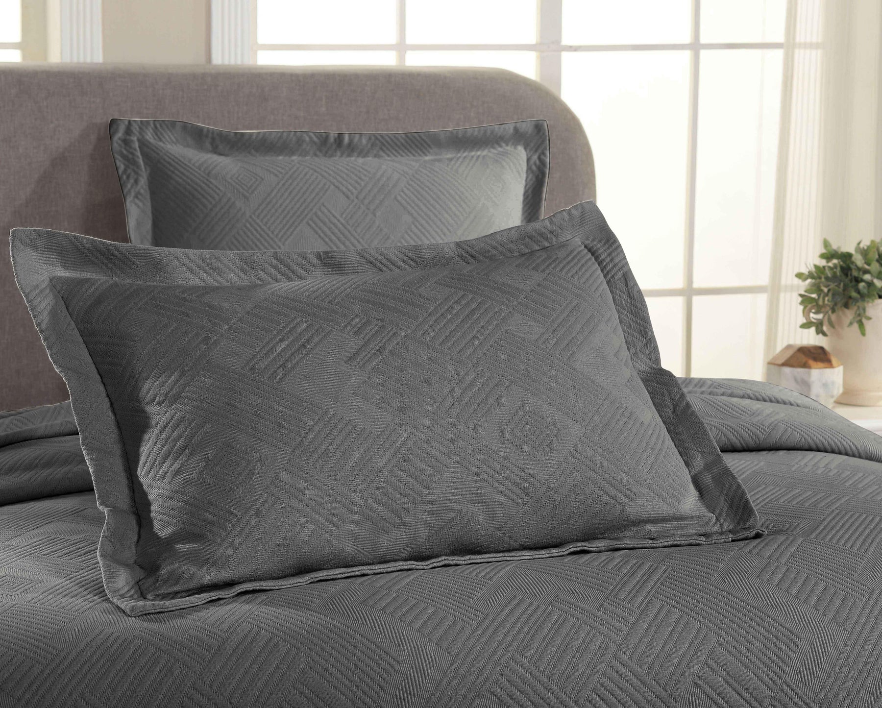 Cotton Jacquard Matelassé Scalloped Geometric Fret Bedspread Set