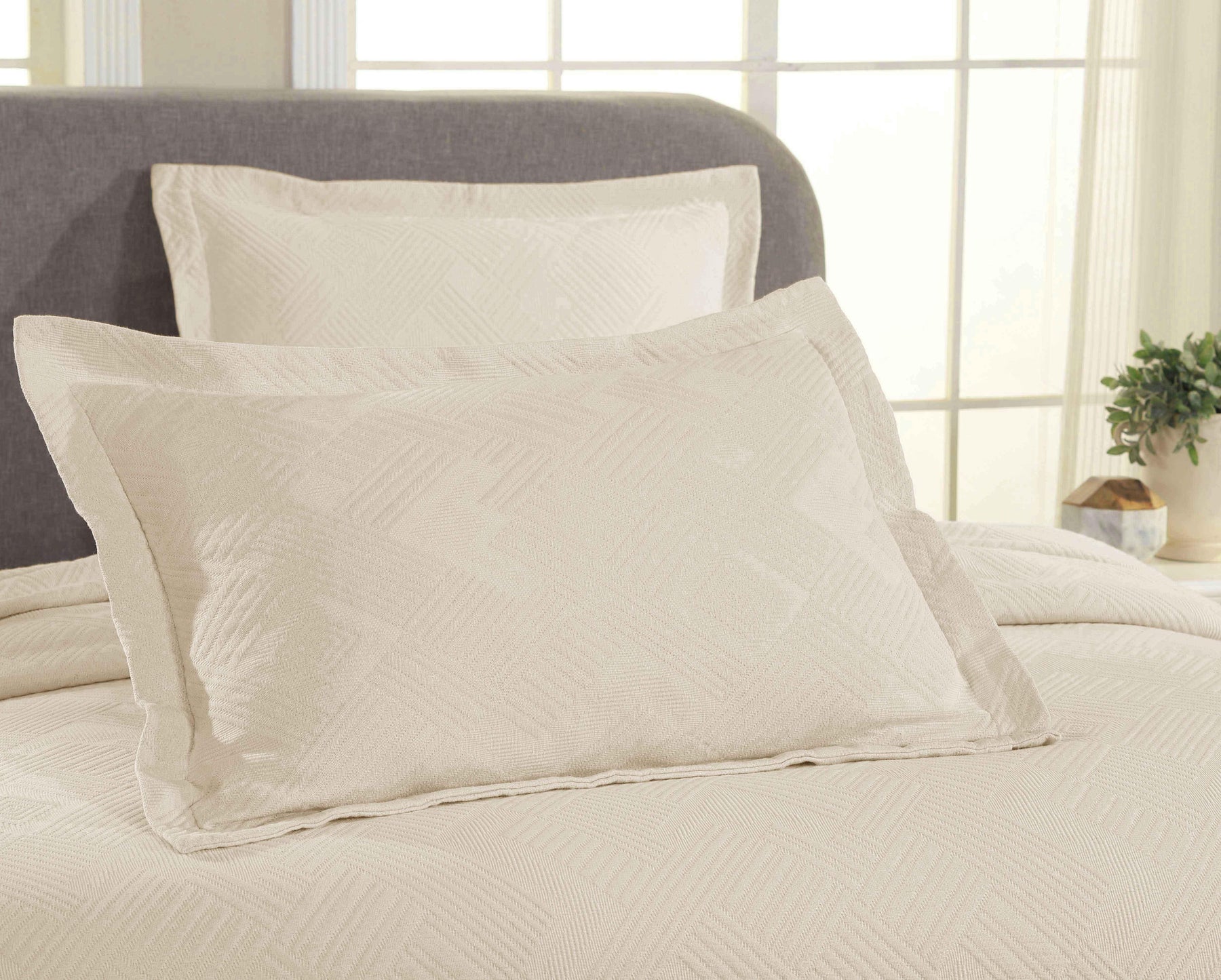 Cotton Jacquard Matelassé Scalloped Geometric Fret Bedspread Set