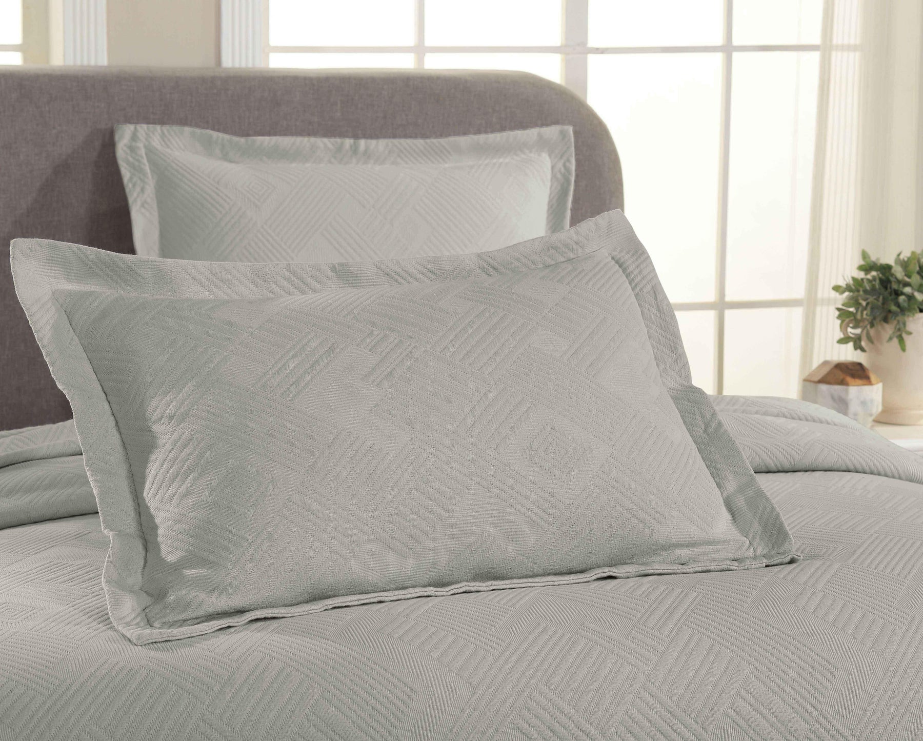 Cotton Jacquard Matelassé Scalloped Geometric Fret Bedspread Set