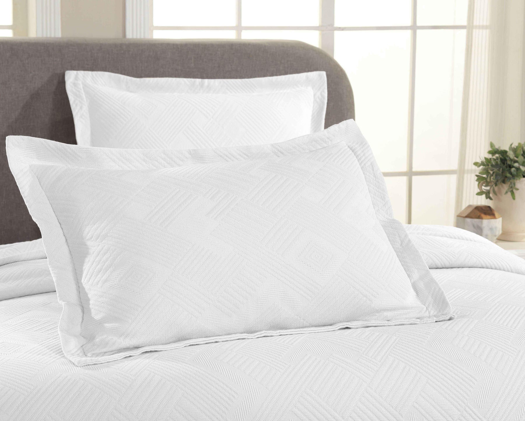 Cotton Jacquard Matelassé Scalloped Geometric Fret Bedspread Set