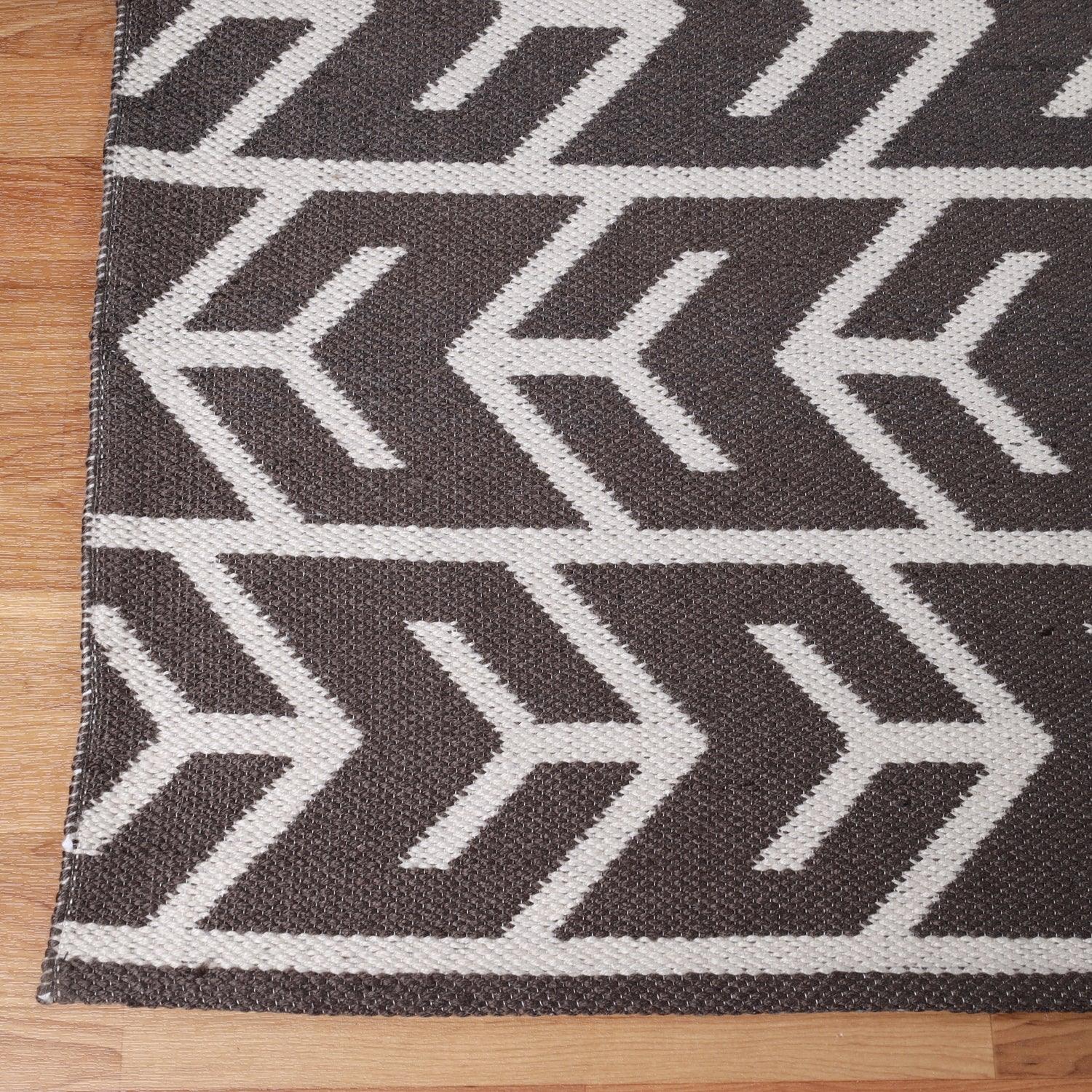 Contemporary Geometric Arrow Pattern Indoor/ Outdoor Area Rug