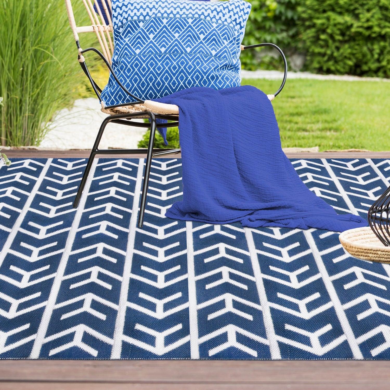 Contemporary Geometric Arrow Pattern Indoor/ Outdoor Area Rug