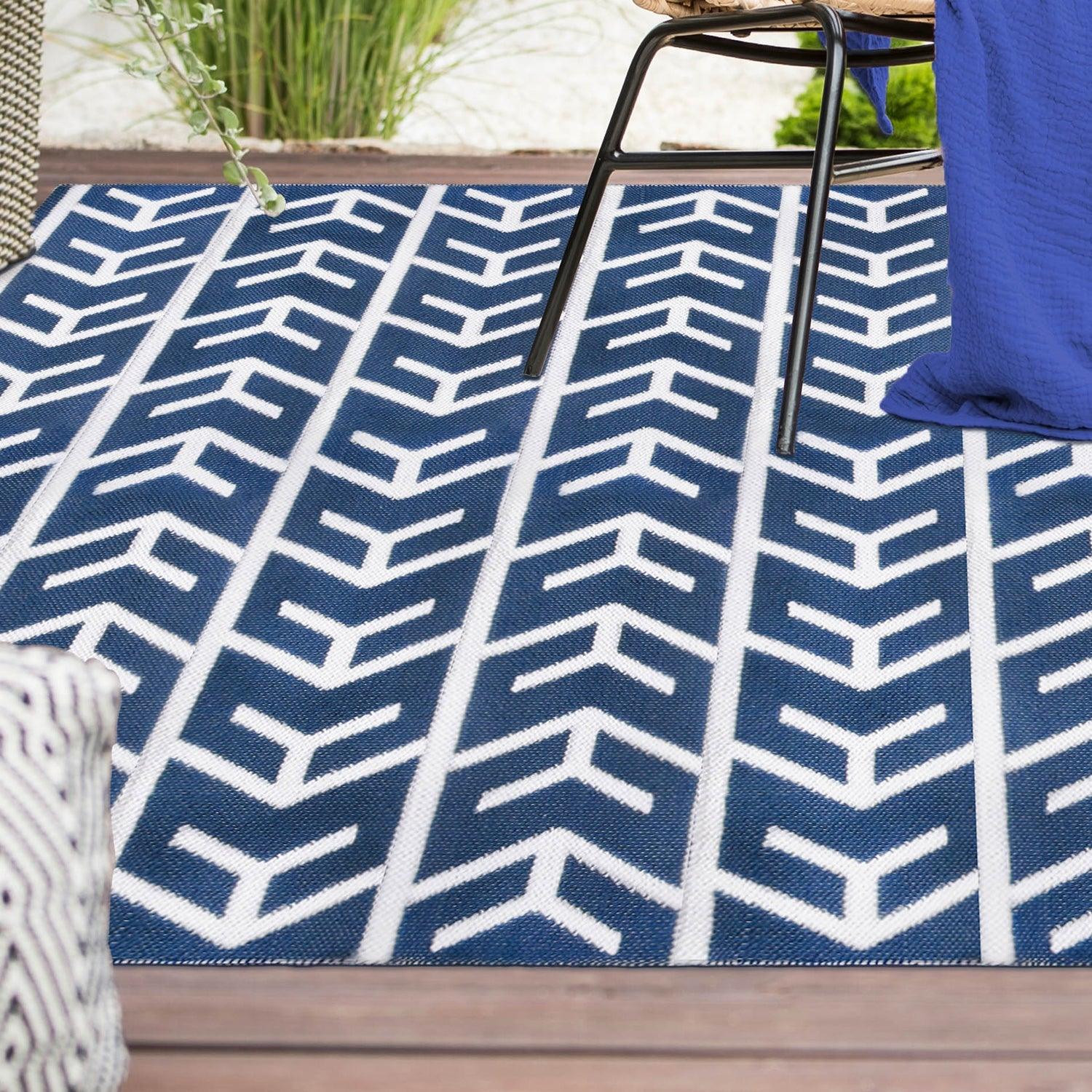 Contemporary Geometric Arrow Pattern Indoor/ Outdoor Area Rug