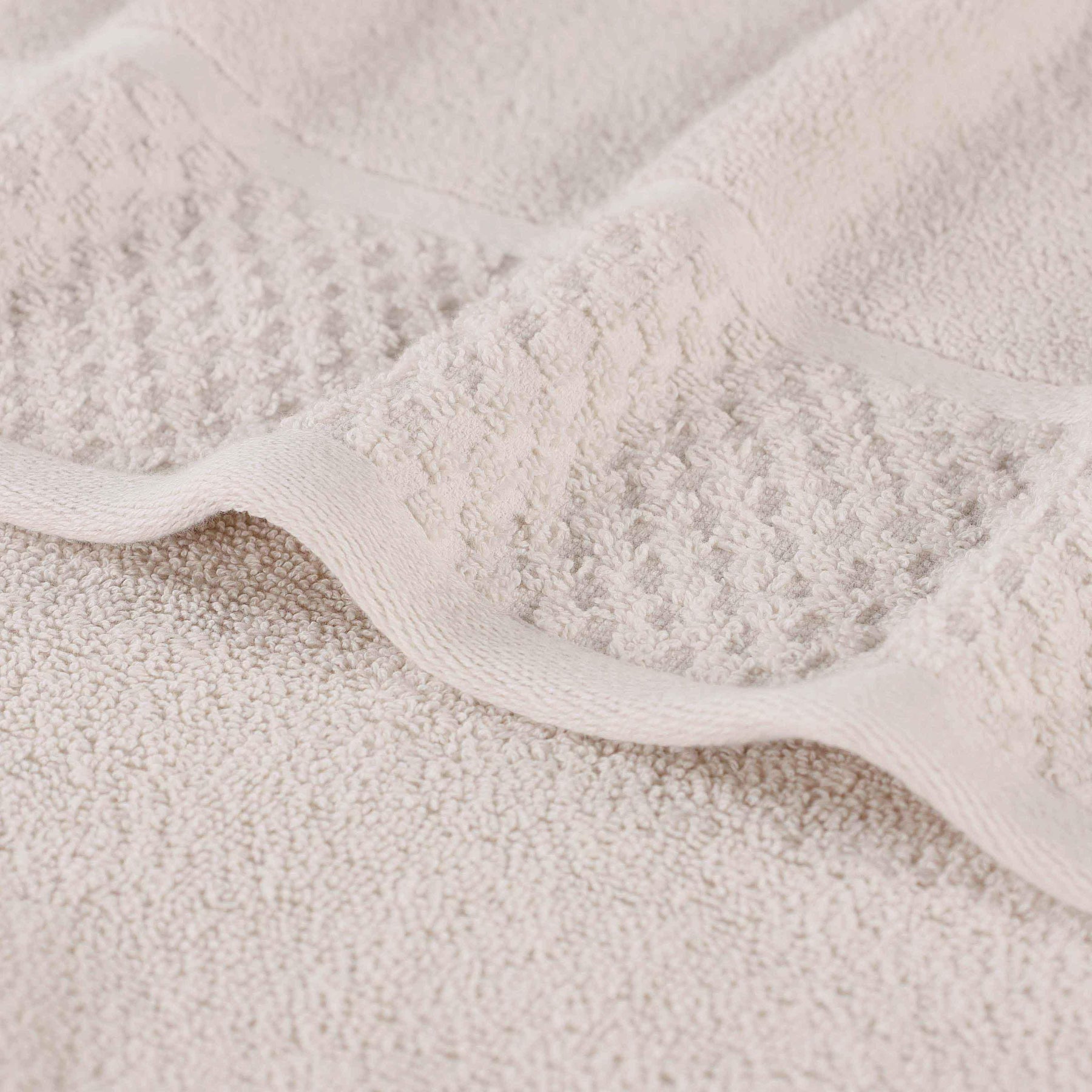 Lodie Cotton Plush Soft Jacquard Two-Toned 3 Piece Assorted Towel Set