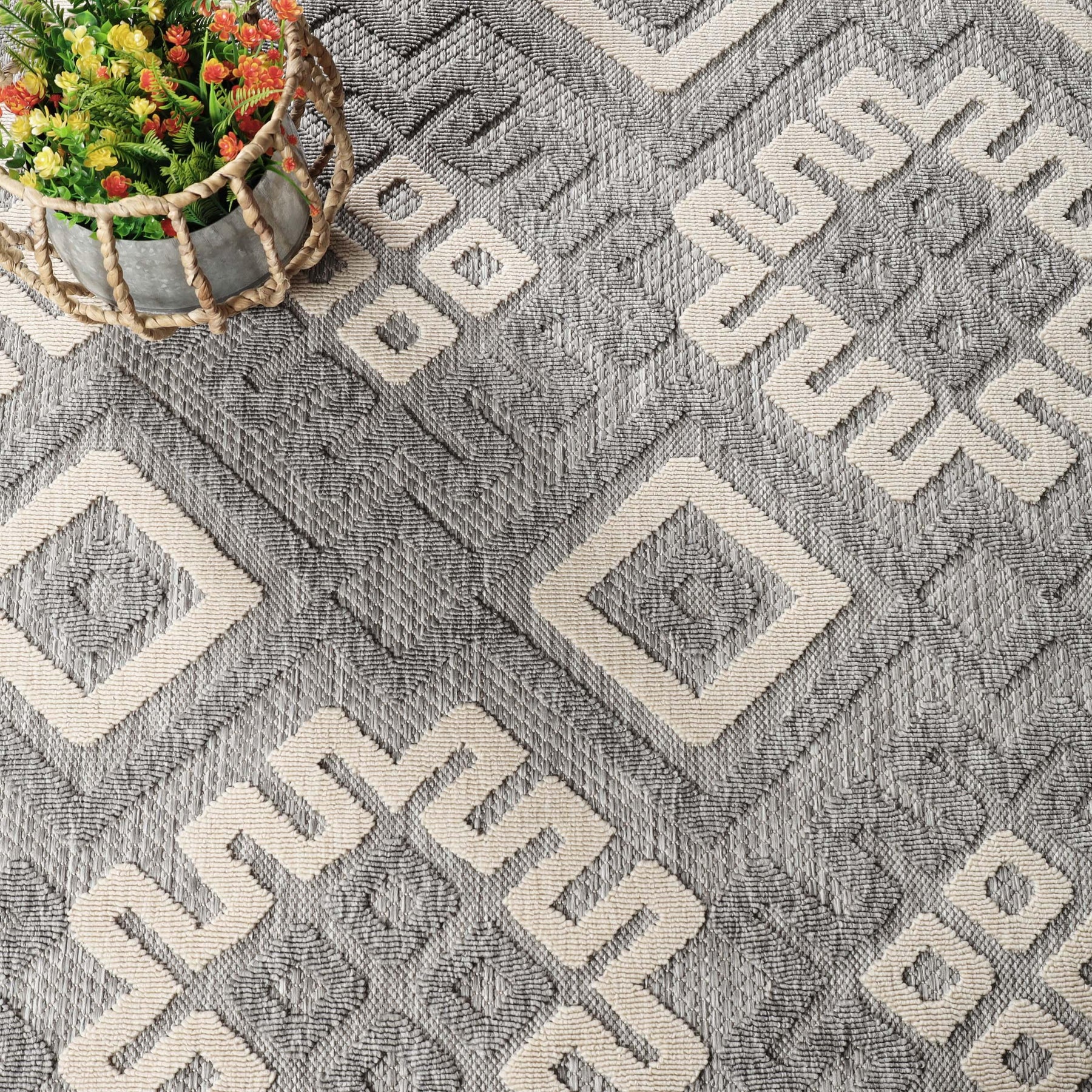Sterling Modern Geometric Diamonds Indoor/Outdoor Area Rug
