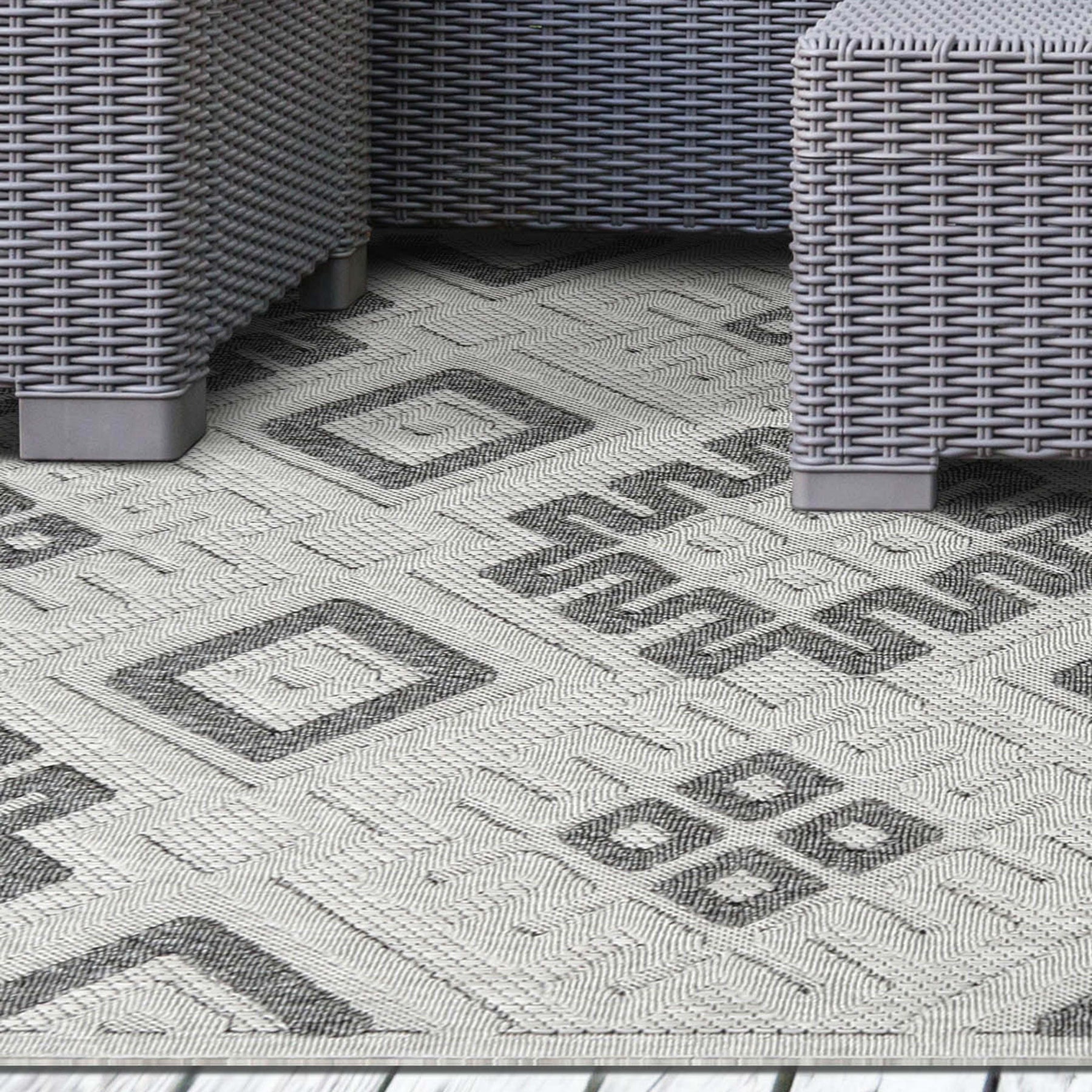 Sterling Modern Geometric Diamonds Indoor/Outdoor Area Rug