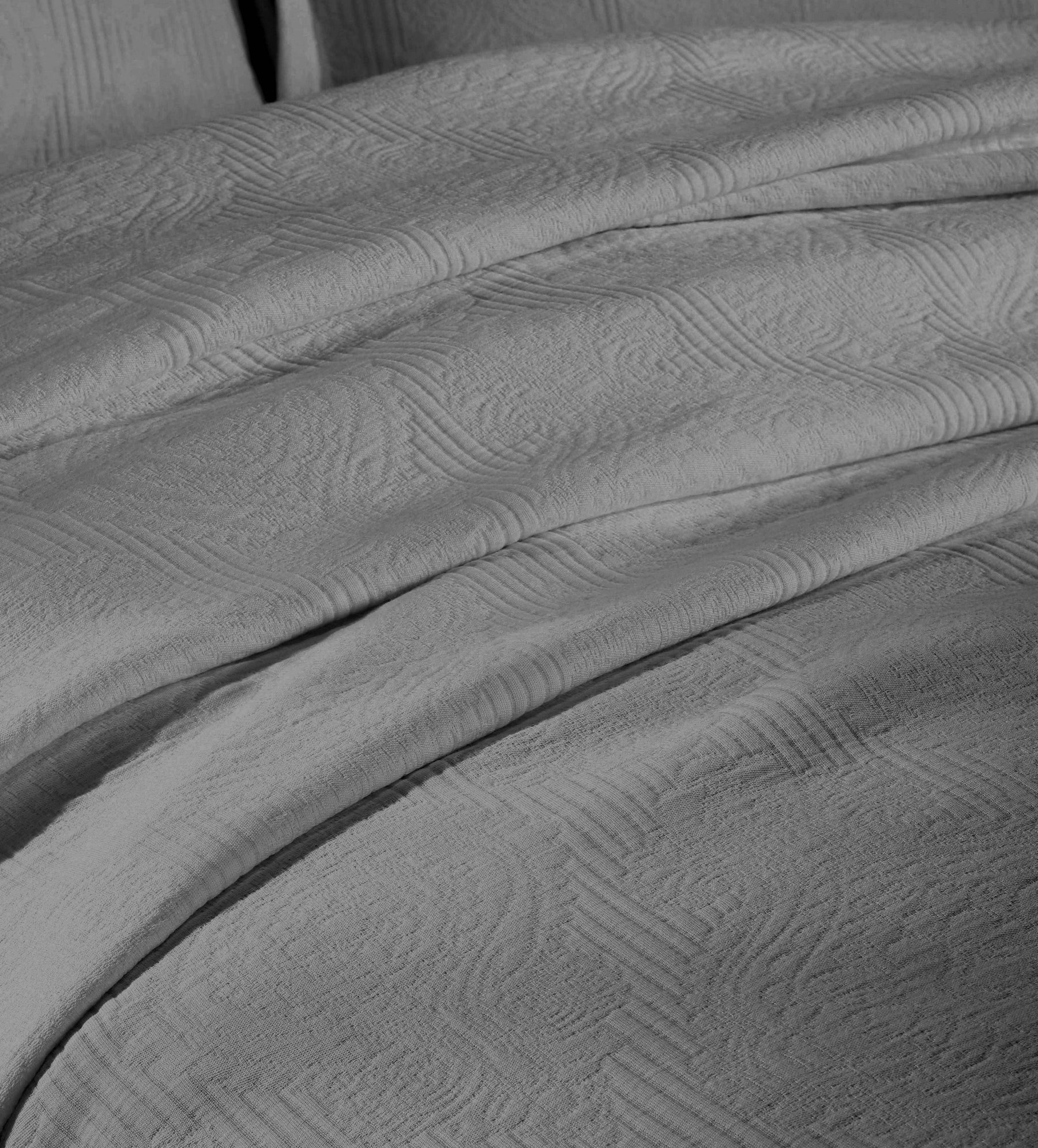Victory Cotton Matelasse Scrolling Medallion Airy Bedspread Set