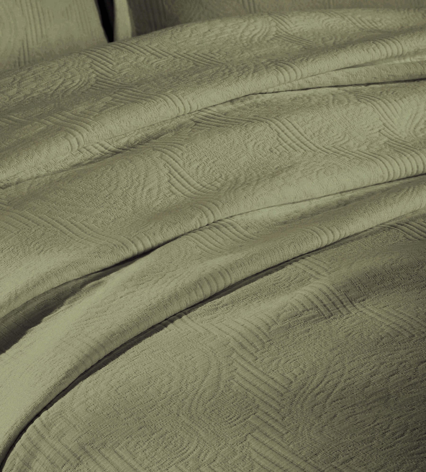 Victory Cotton Matelasse Scrolling Medallion Airy Bedspread Set