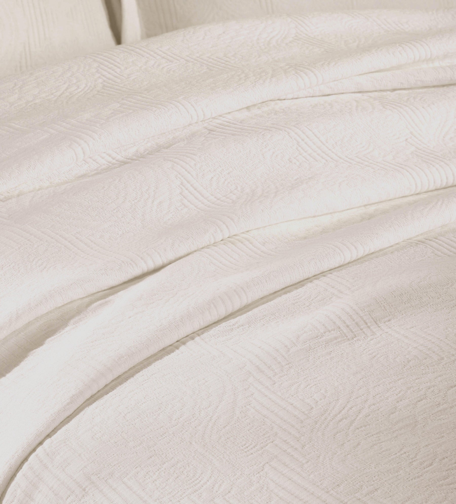 Victory Cotton Matelasse Scrolling Medallion Airy Bedspread Set