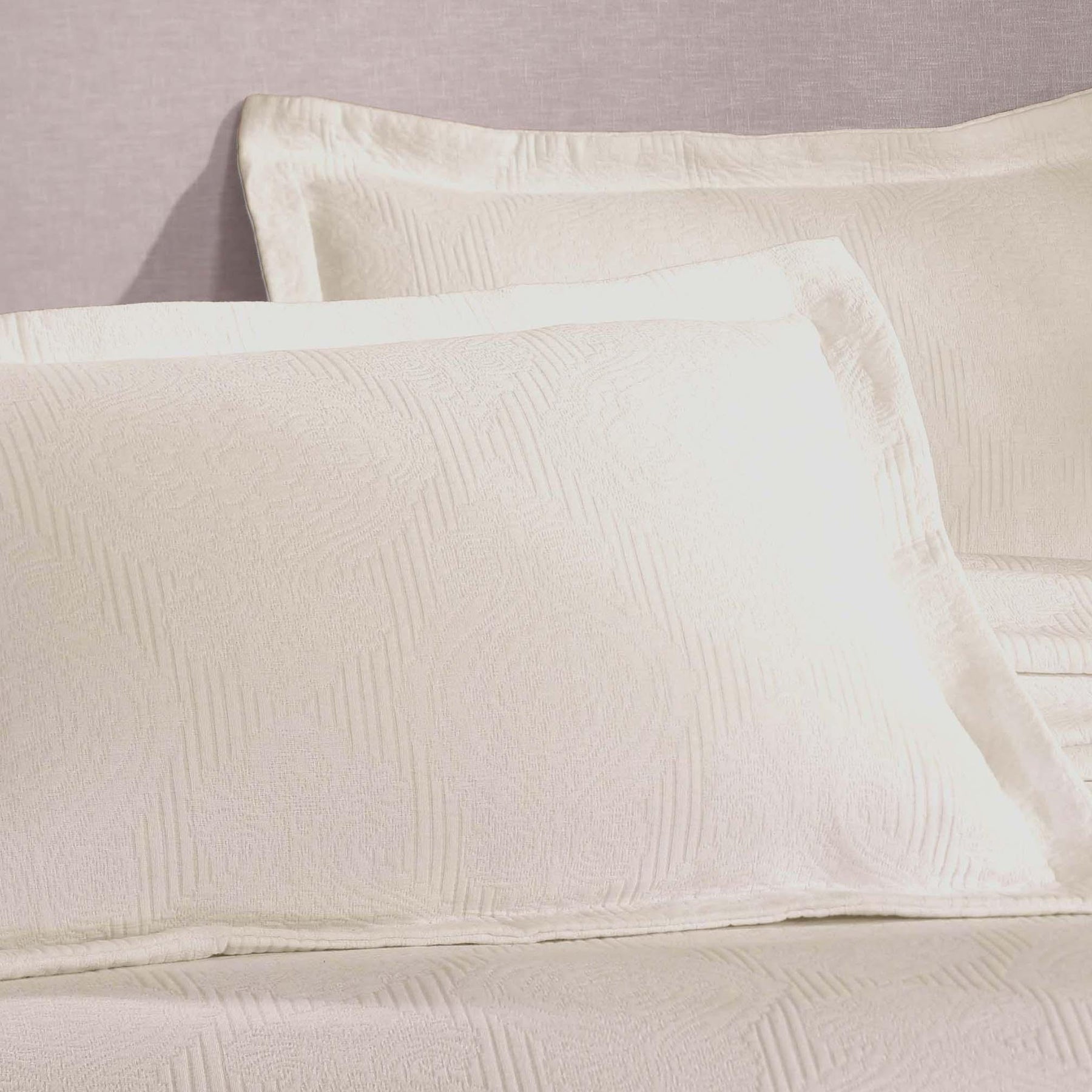 Victory Cotton Matelasse Scrolling Medallion Airy Bedspread Set