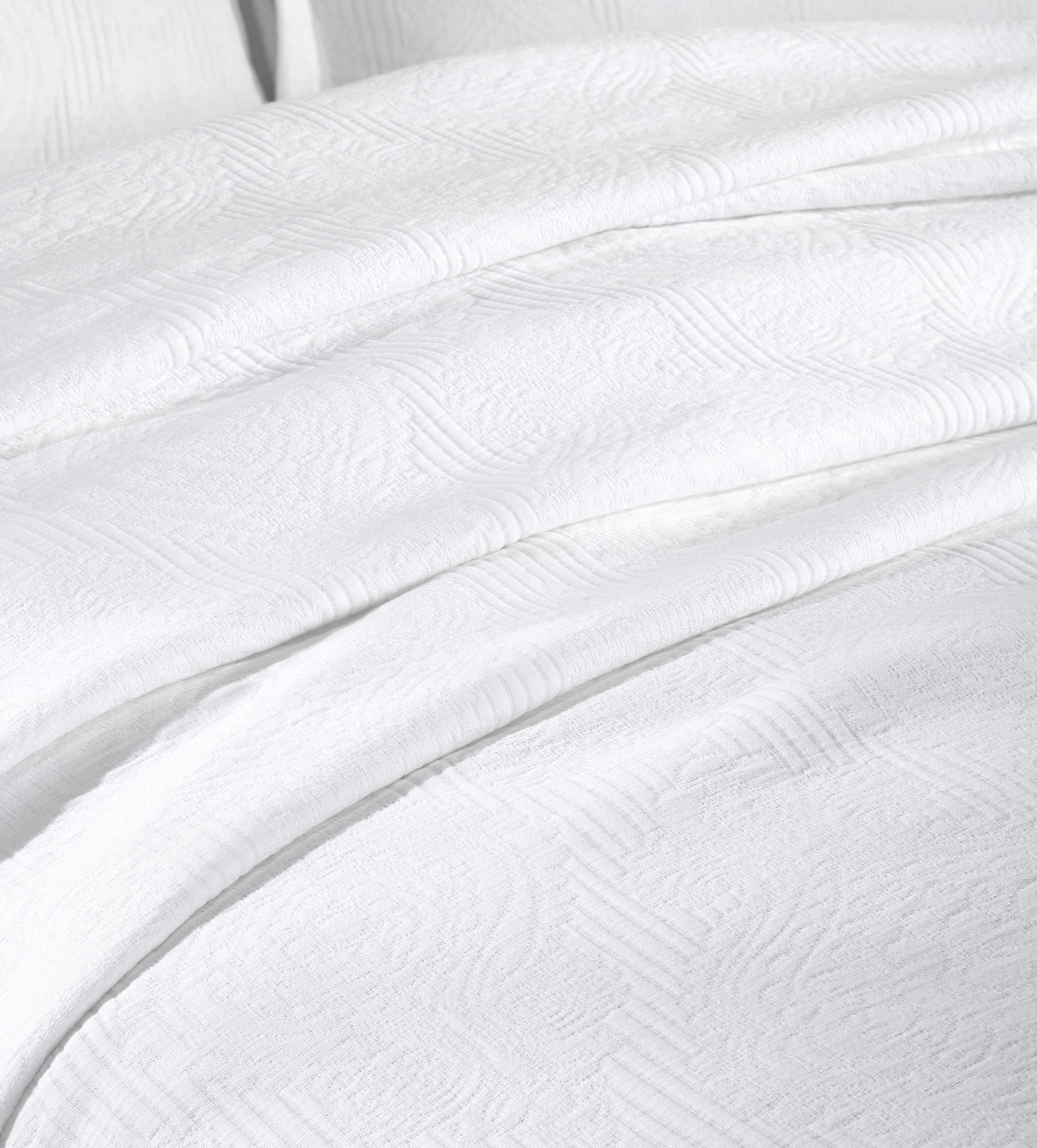 Victory Cotton Matelasse Scrolling Medallion Airy Bedspread Set
