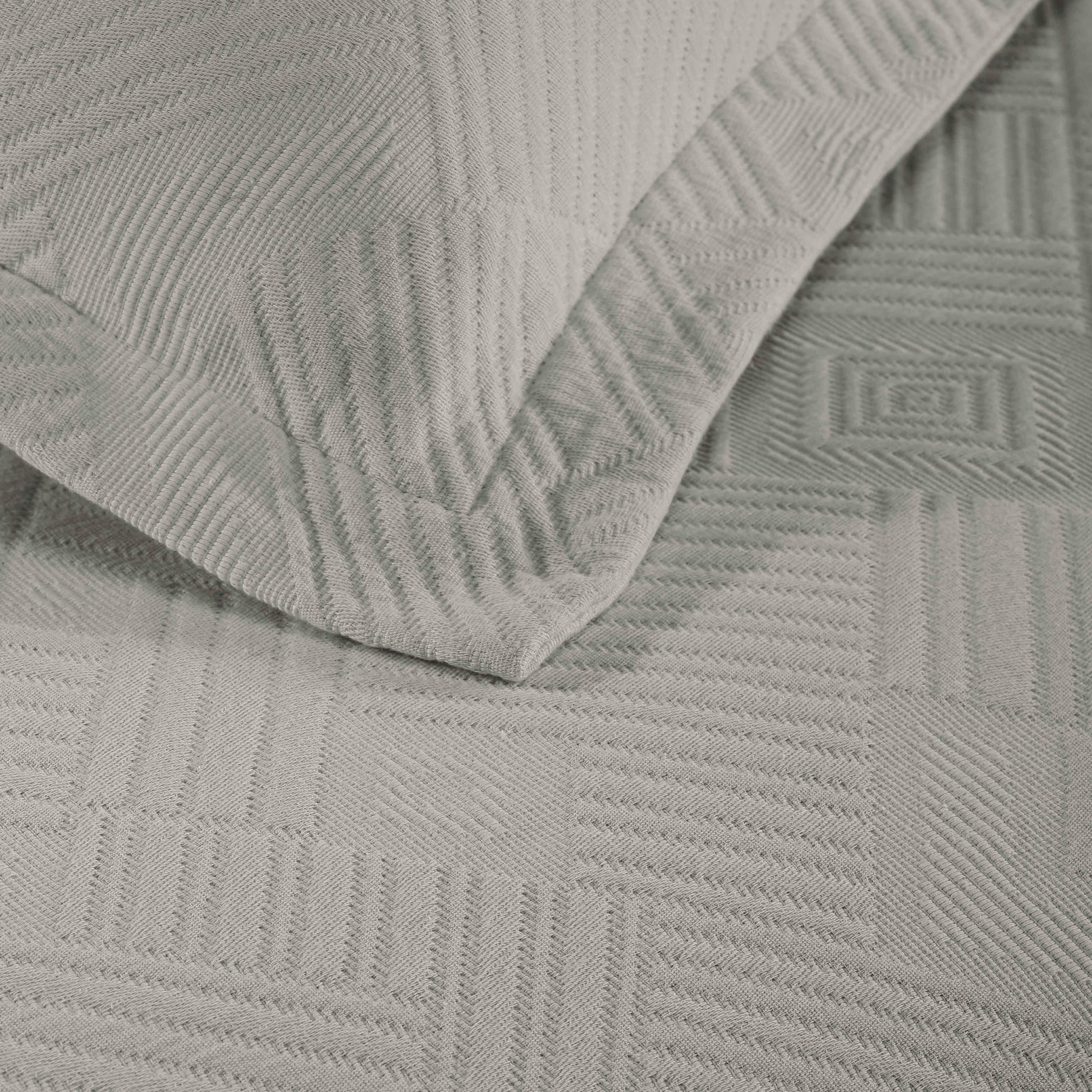 Cotton Jacquard Matelassé Scalloped Geometric Fret Bedspread Set