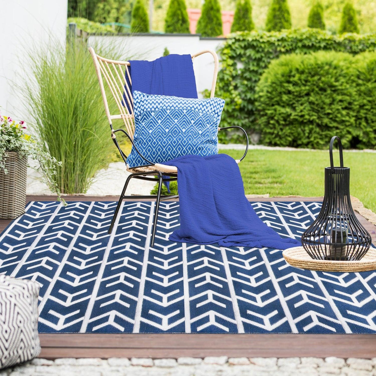 Contemporary Geometric Arrow Pattern Indoor/ Outdoor Area Rug