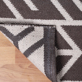 Contemporary Geometric Arrow Pattern Indoor/ Outdoor Area Rug