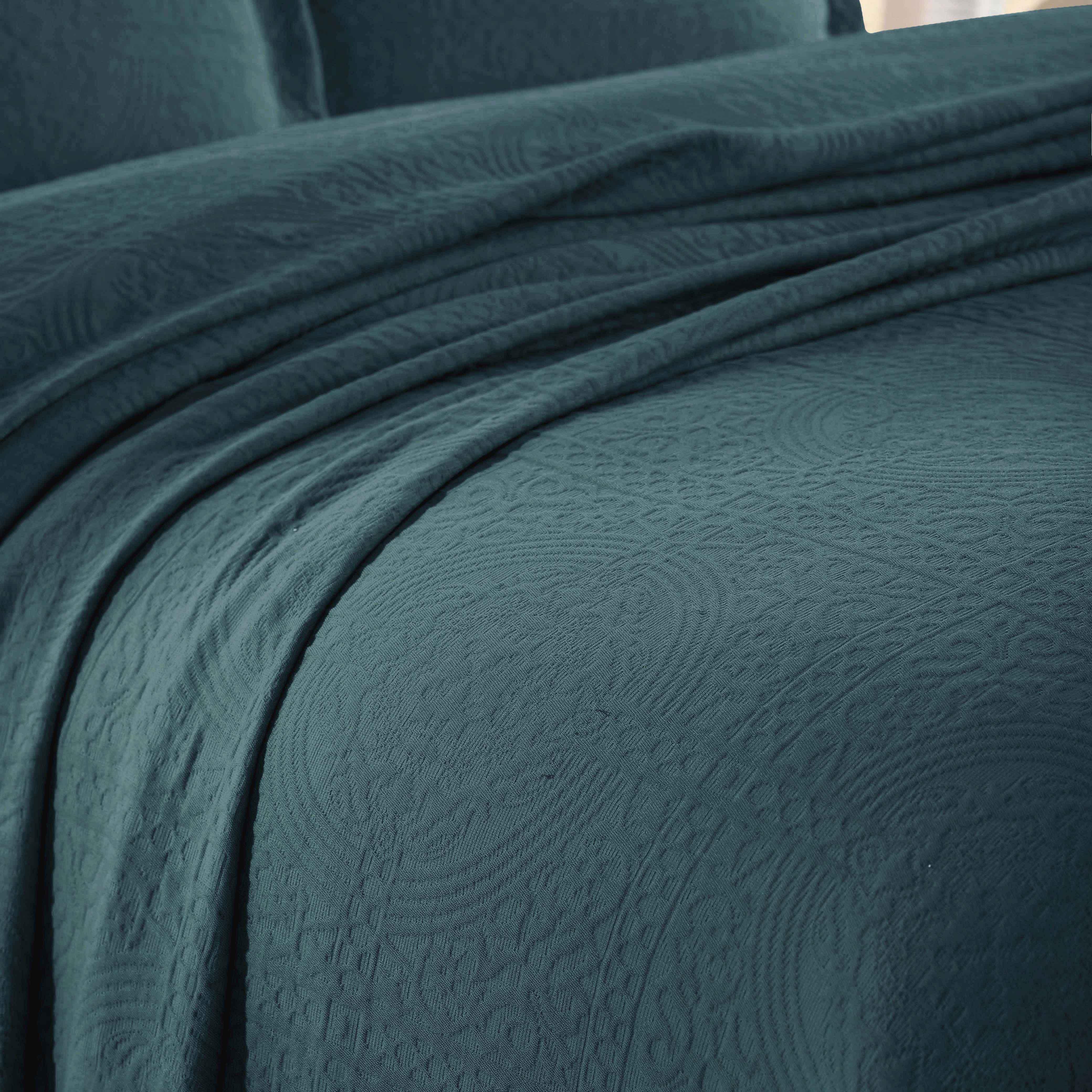 Fleur De Lis Jacquard Matelassé Cotton Medallion Bedspread Set