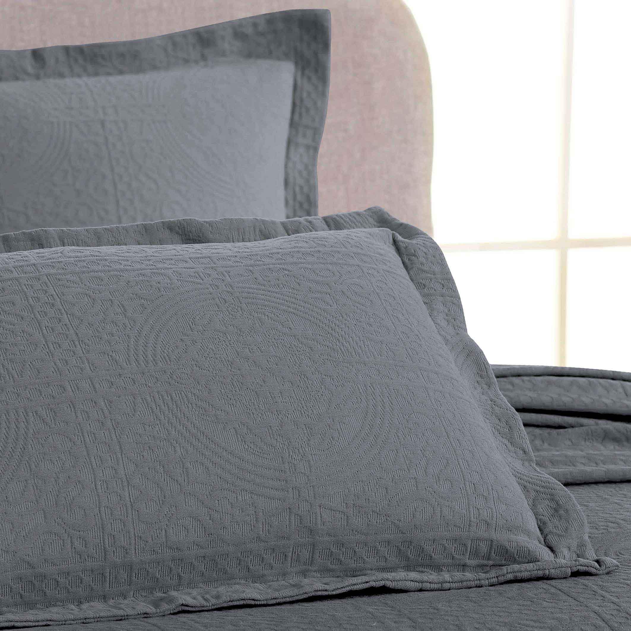 Fleur De Lis Jacquard Matelassé Cotton Medallion Bedspread Set
