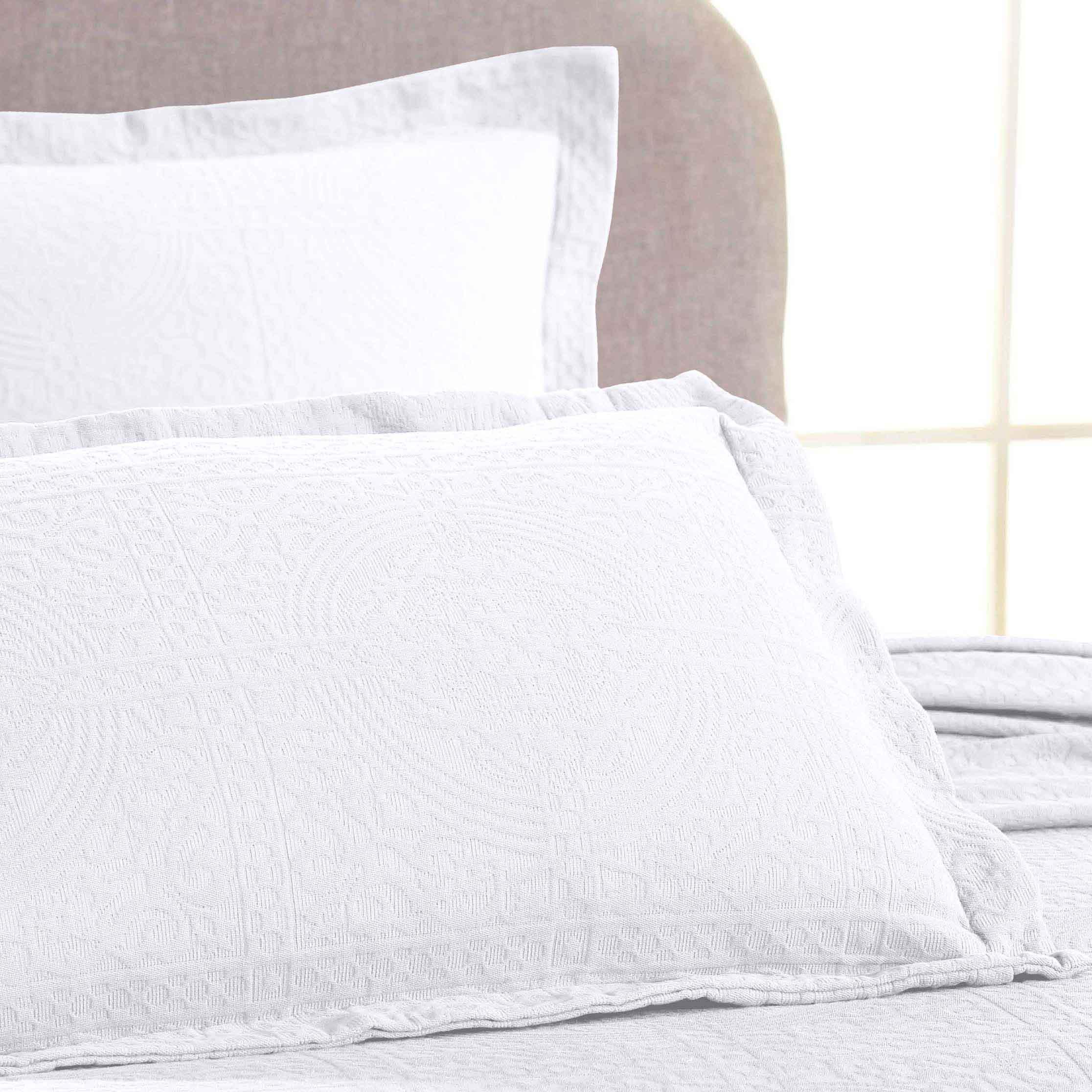 Fleur De Lis Jacquard Matelassé Cotton Medallion Bedspread Set