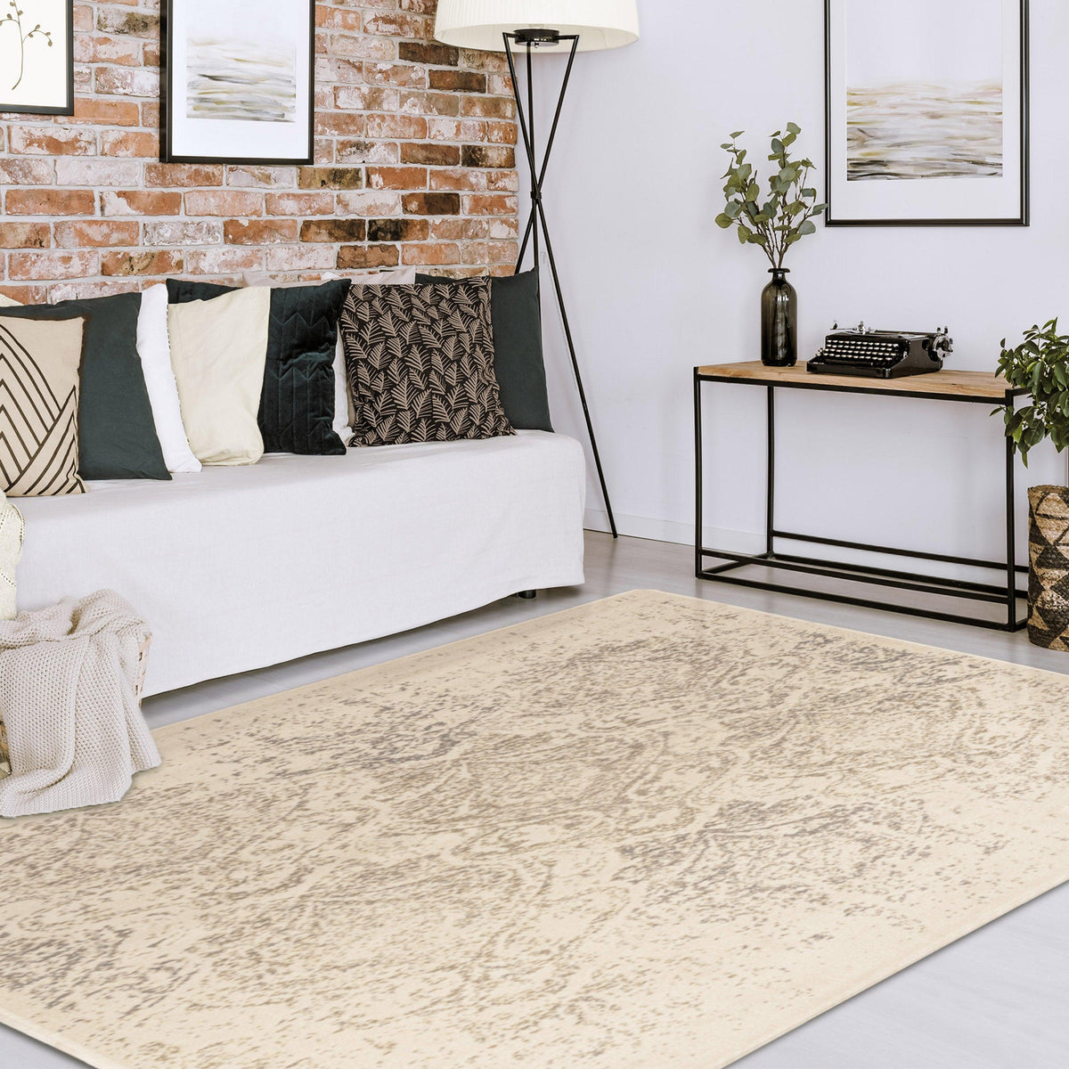 Otomar Traditional Oriental Damask Indoor Area Rug or Runner
