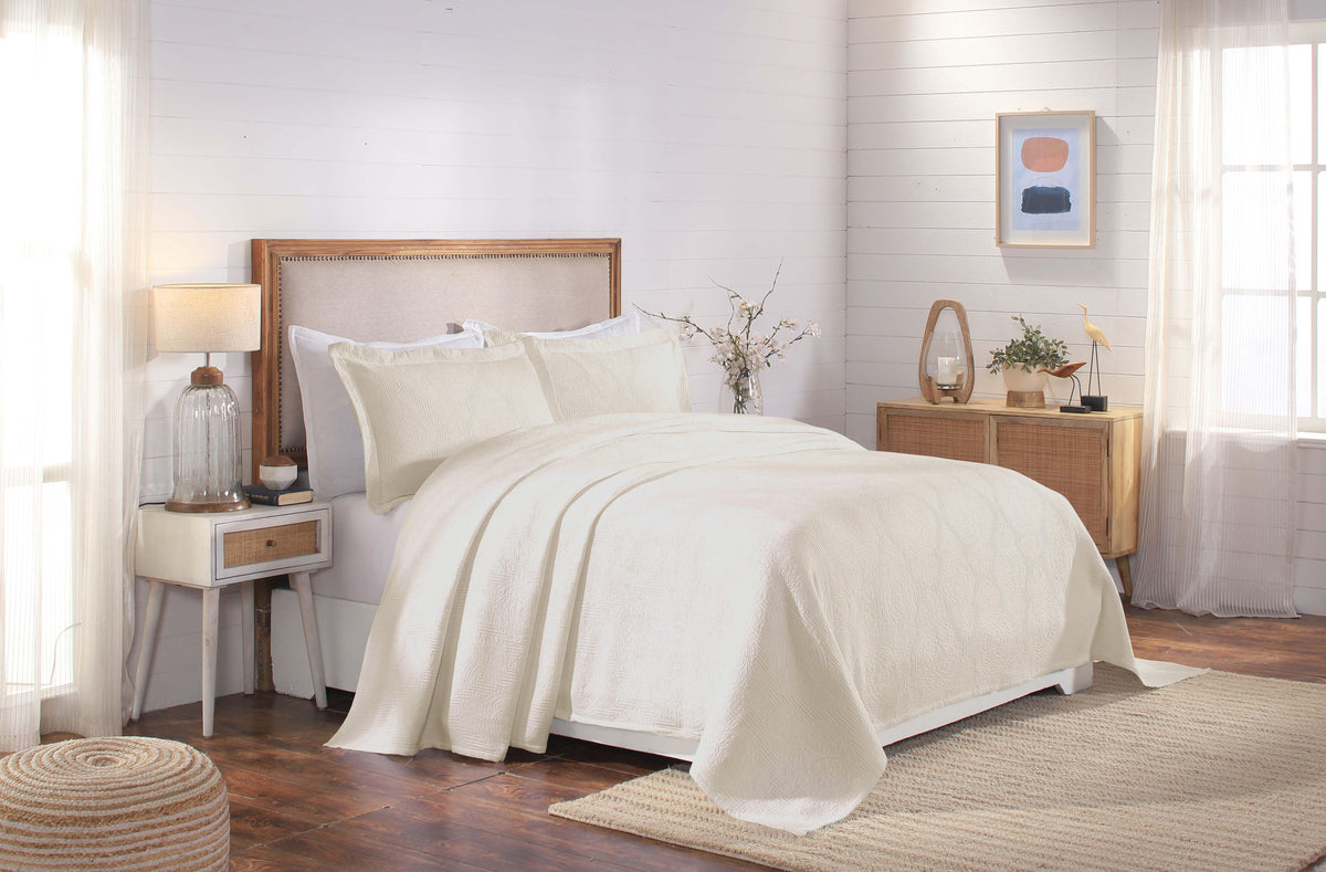 Victory Cotton Matelasse Scrolling Medallion Airy Bedspread Set