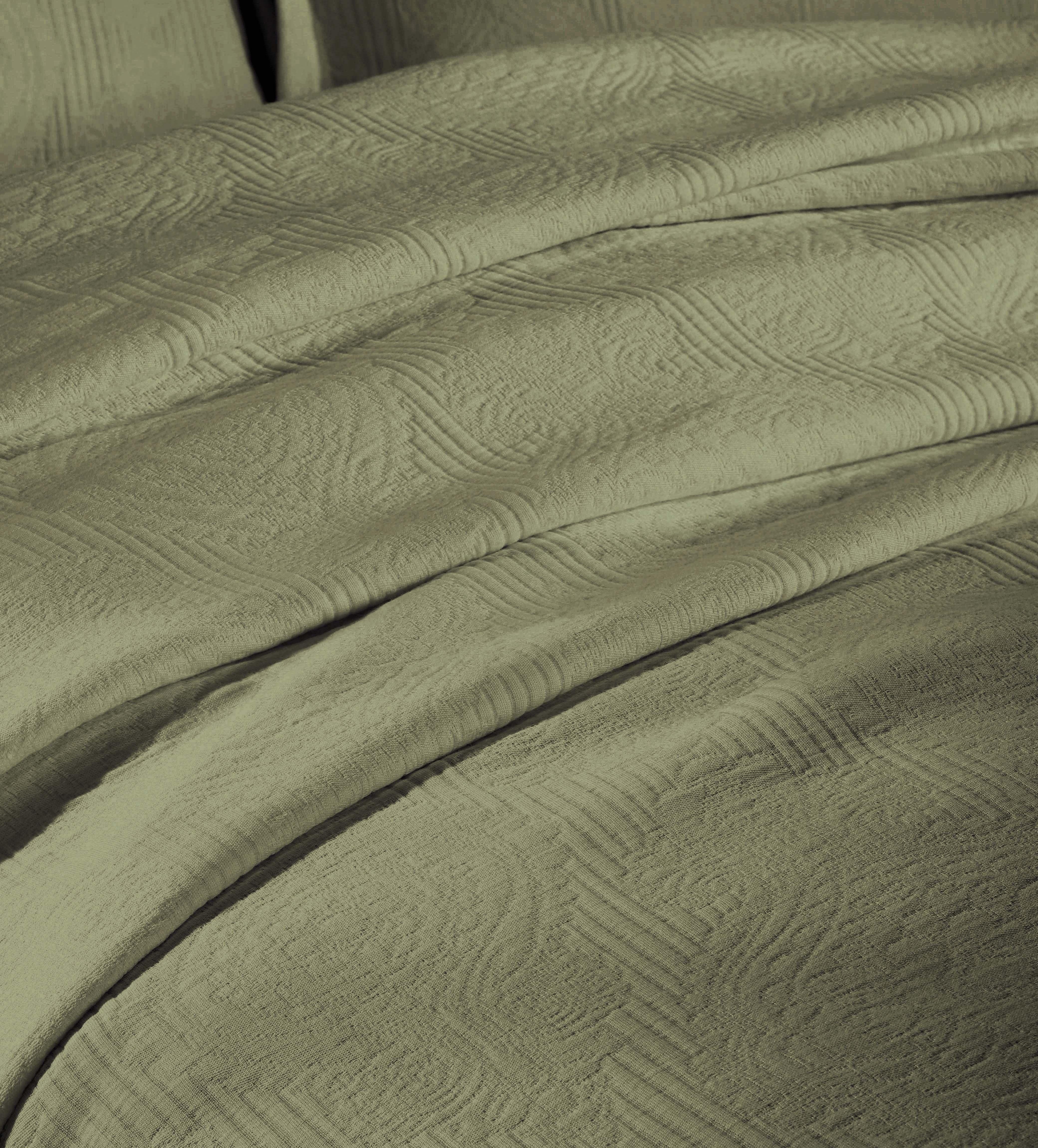 Victory Cotton Matelasse Scrolling Medallion Airy Bedspread Set