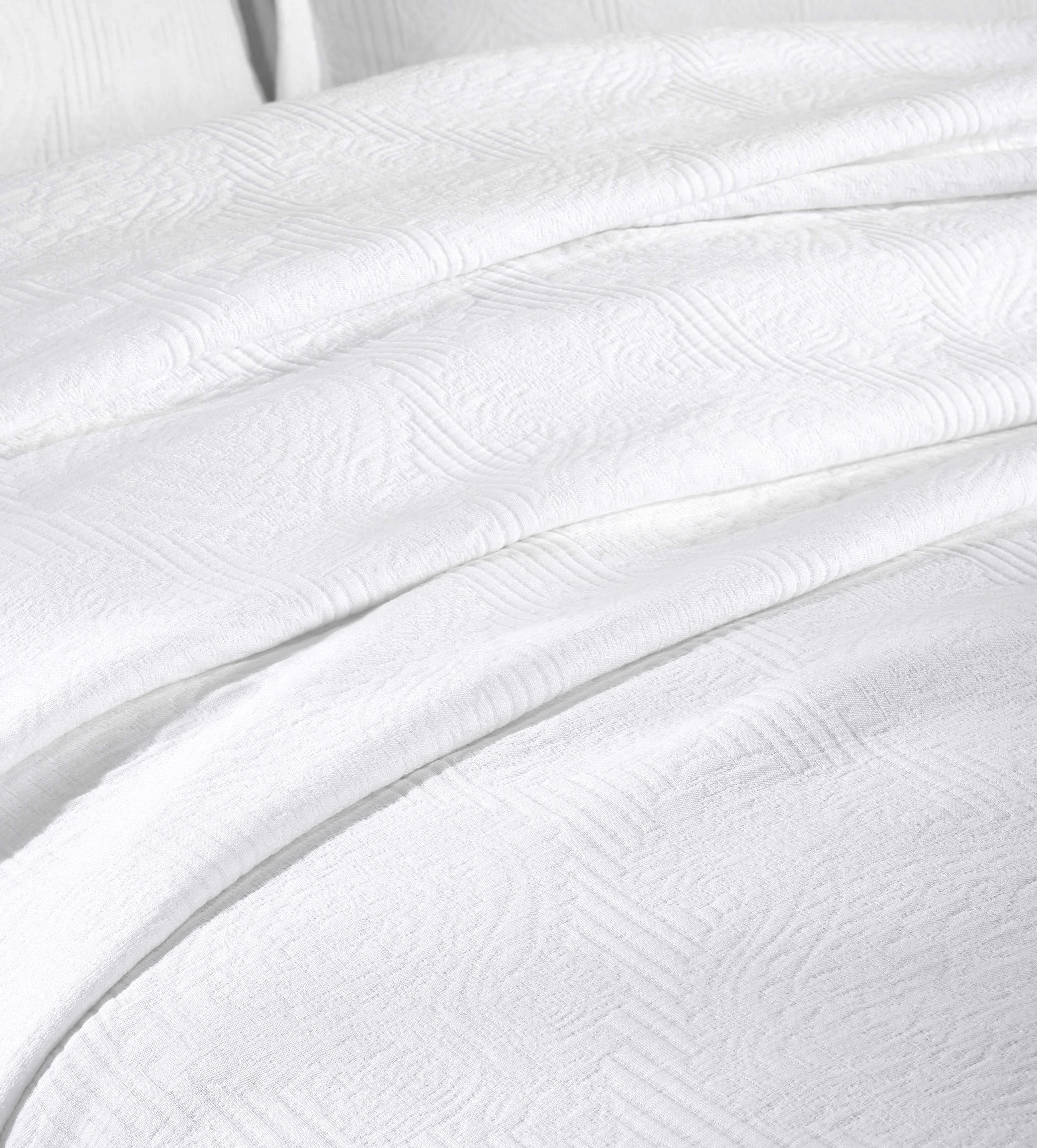 Victory Cotton Matelasse Scrolling Medallion Airy Bedspread Set