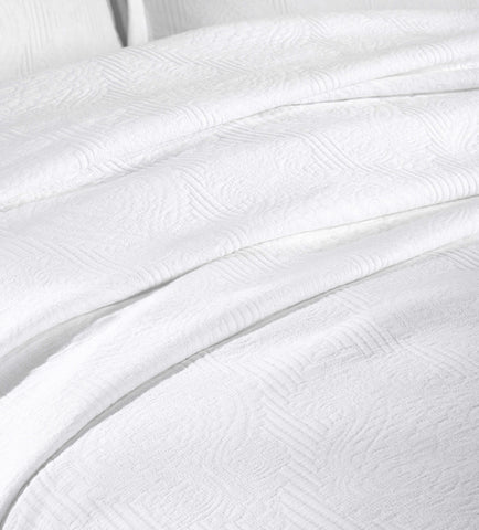 Victory Cotton Matelasse Scrolling Medallion Airy Bedspread Set