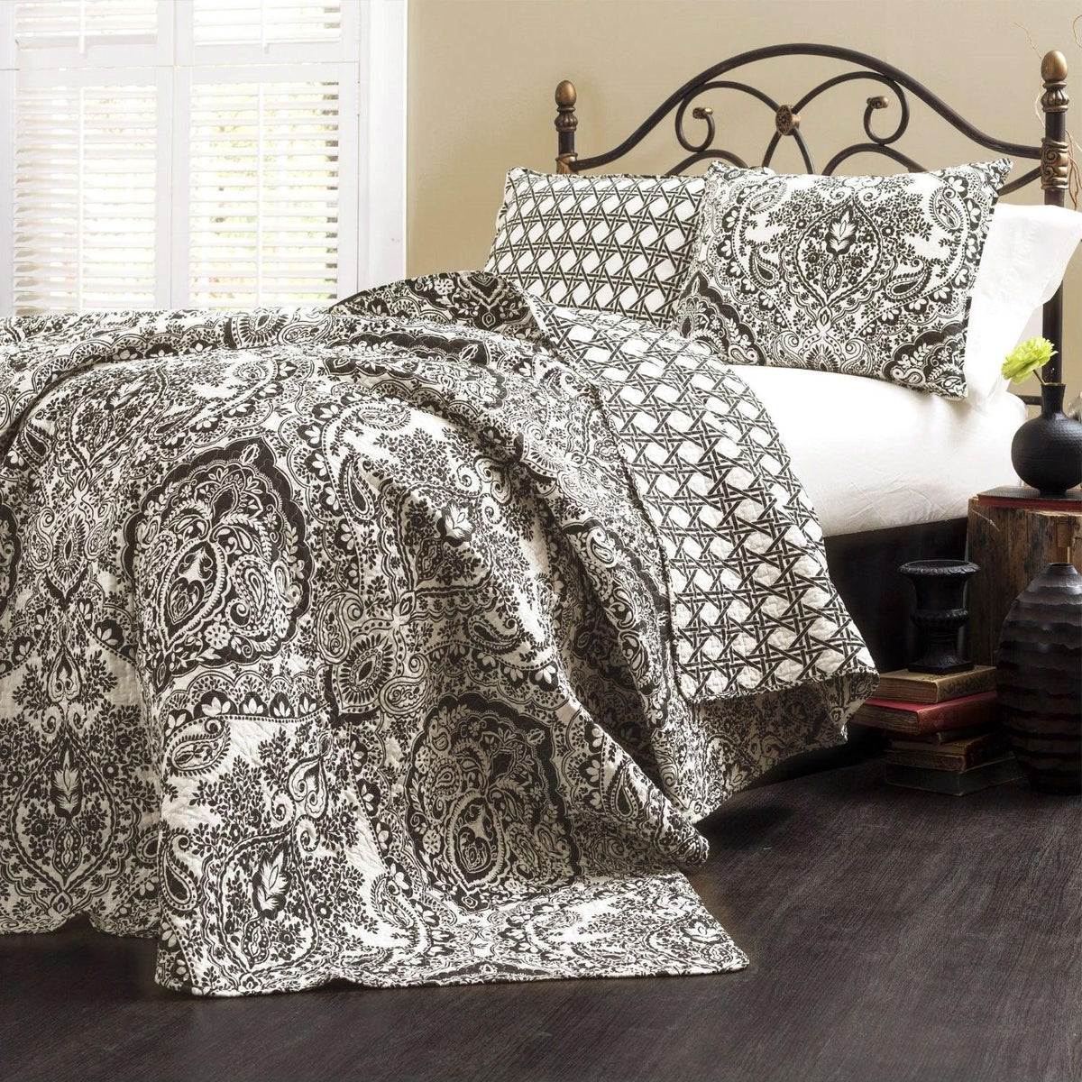 Queen size 3-Piece Quilt Set 100-Percent Cotton in Charcoal Damask