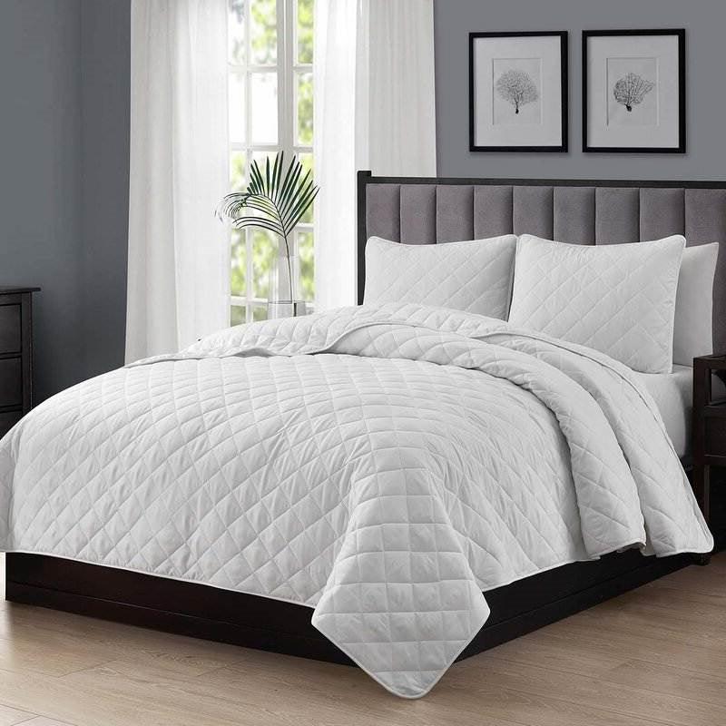 King/CAL King 3-Piece White Polyester Microfiber Diamond Quilted Quilt Set