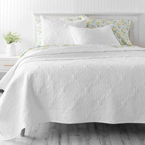 King Size Cotton 3-Piece Quilt Set in White with Quilted Damask Pattern